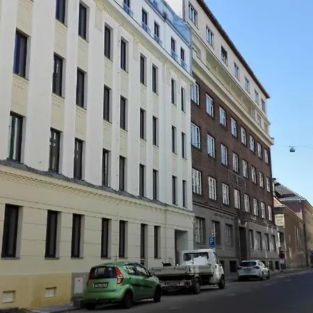Apartmans In The Center With Privat Parking 아파트 *